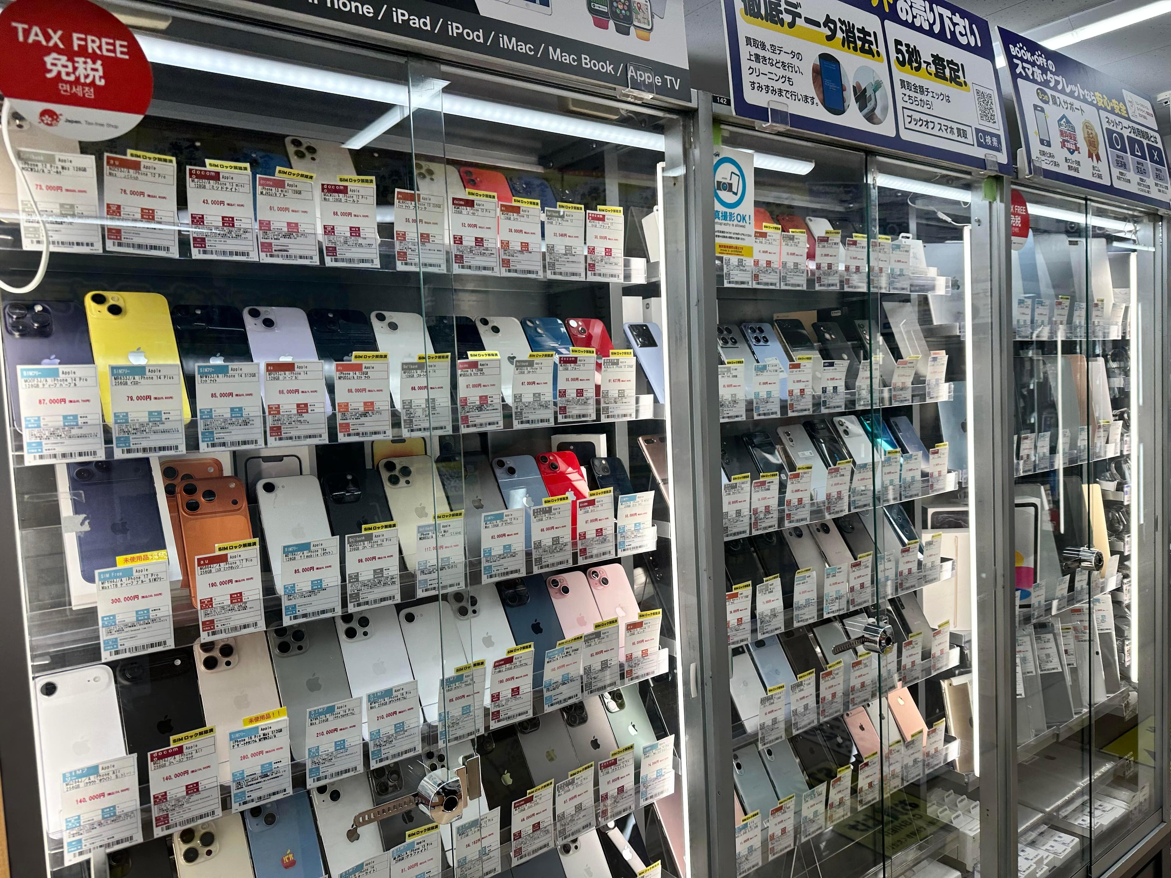 BOOKOFF PLUS横浜伊勢佐木モール店のスマホ売場