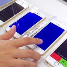にこスマの端末確認作業を示す公式写真